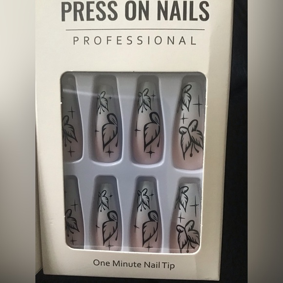 False Nail Professional Nail Set Of Two 2 Almond Texture Cartoon 252. Butterfly - Picture 3 of 4